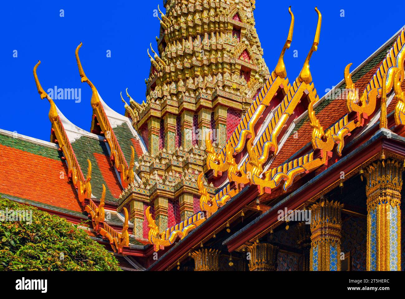 Turm und Dach des Tempels des Smaragd Buddha, Bangkok, Thailand Stockfoto