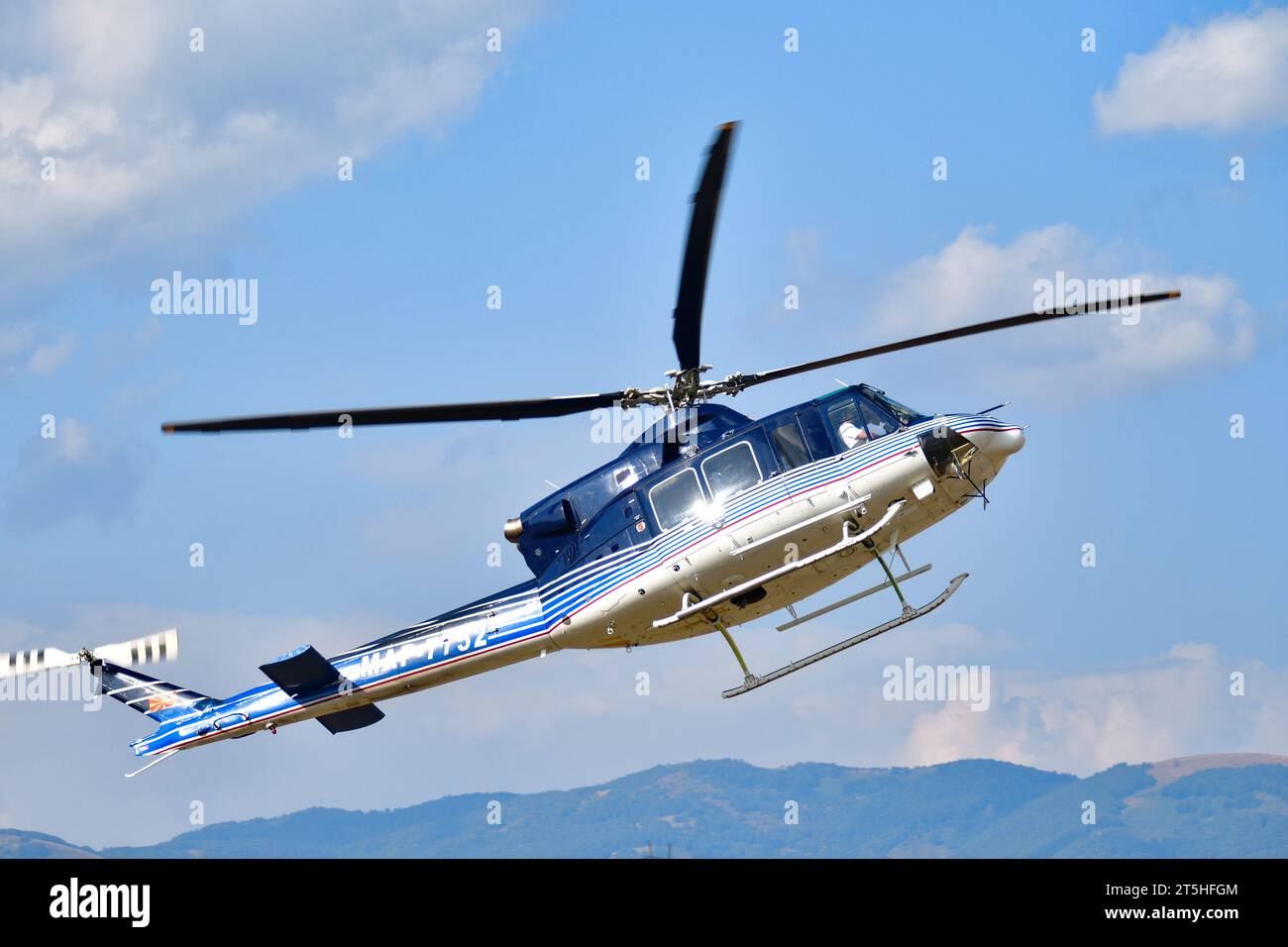 Mazedonien, wurde eine große Flugschau abgehalten. Die Polizeihubschrauber Mazedoniens zeigten sich mit Bell 412 und Bell 206 Maschinen. Stockfoto
