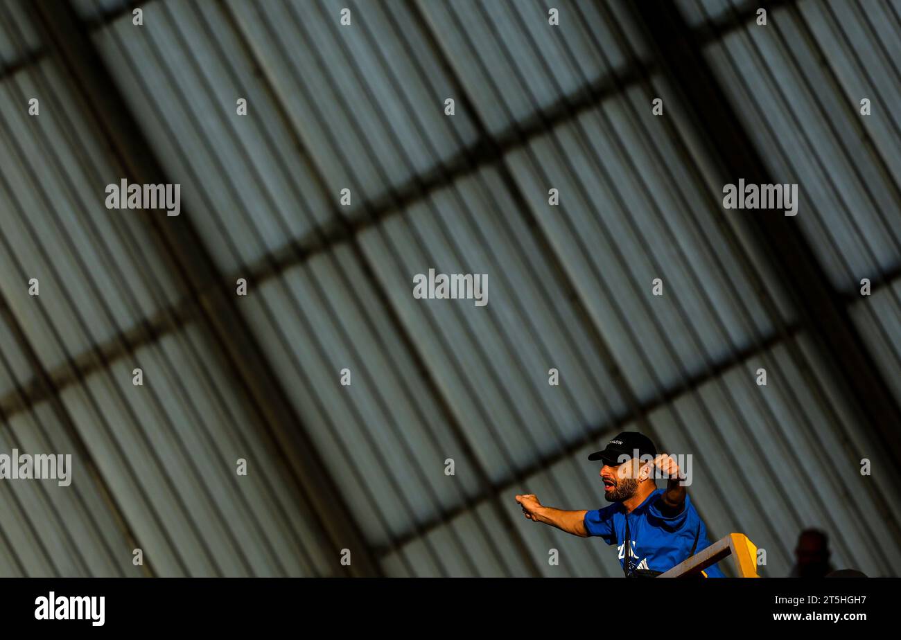 Ein Millwall-Fan singt während des Sky Bet Championship-Spiels im den, London. Bilddatum: Samstag, 4. November 2023. Stockfoto