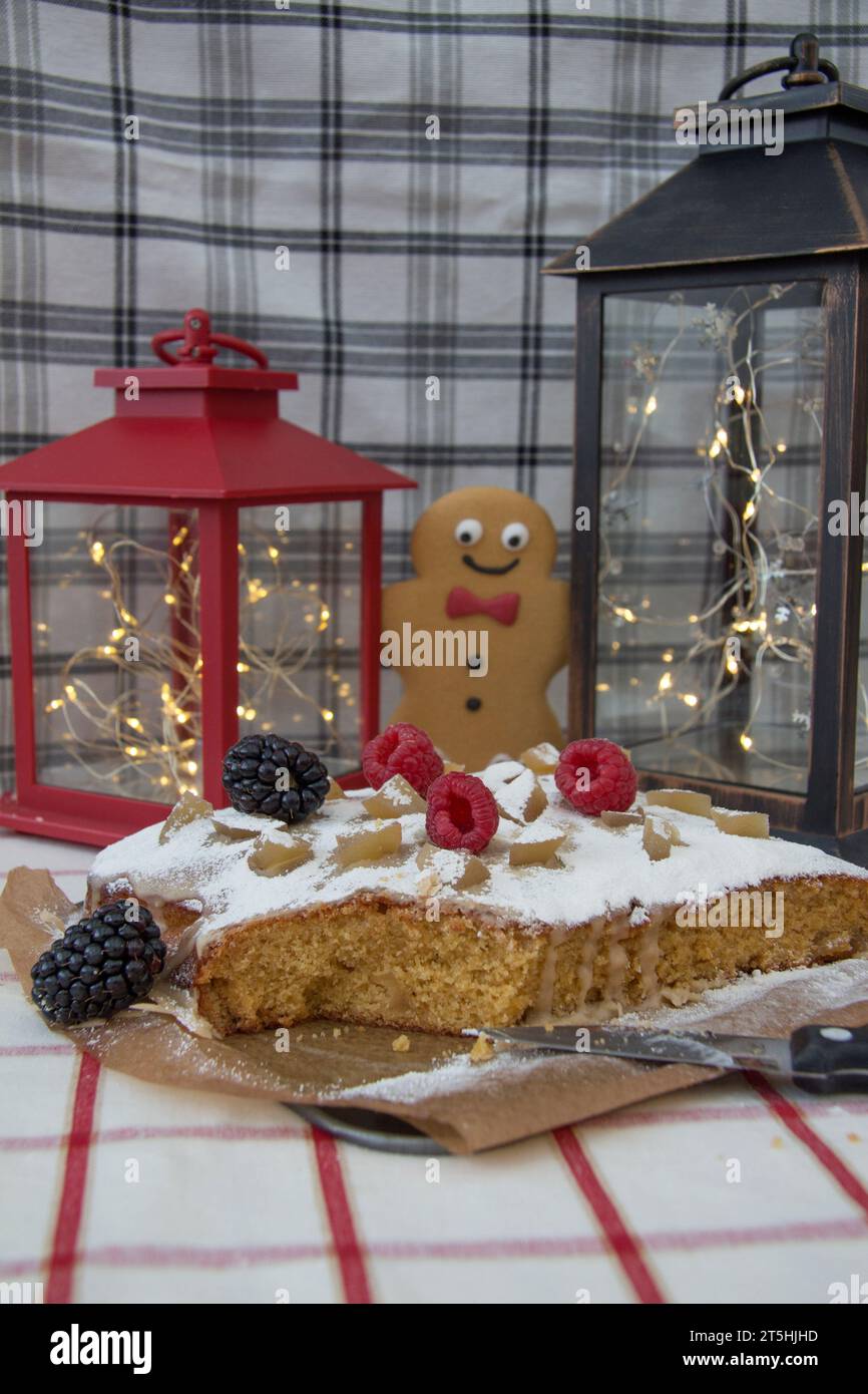 Verführerisch guter Ingwerkuchen mit Obst und Glasur Stockfoto