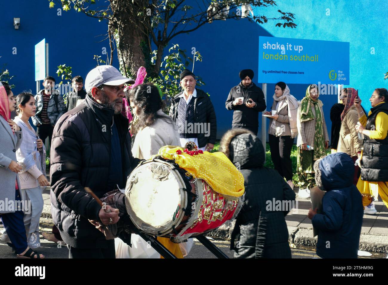 London, Großbritannien. Am 5. November 2023 wird Nagar Kirtan in Southall gefeiert, als Tausende sich zu der Prozession zwischen den beiden wichtigsten Gurdwaras (Sikh-Tempel) versammeln. Die Veranstaltung feiert das Kommen von Dhan Dhan Sri Guru Nanak Dev Ji Maharaj, Jagat Guru. © Simon King/Alamy Live News Stockfoto