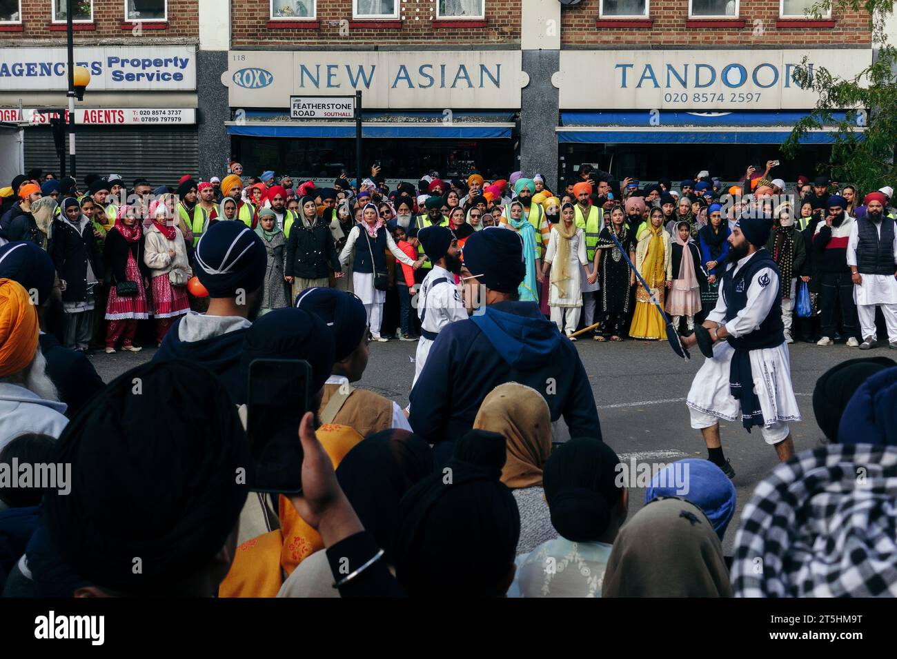 London, Großbritannien. Am 5. November 2023 wird Nagar Kirtan in Southall gefeiert, als Tausende sich zu der Prozession zwischen den beiden wichtigsten Gurdwaras (Sikh-Tempel) versammeln. Die Veranstaltung feiert das Kommen von Dhan Dhan Sri Guru Nanak Dev Ji Maharaj, Jagat Guru. © Simon King/Alamy Live News Stockfoto