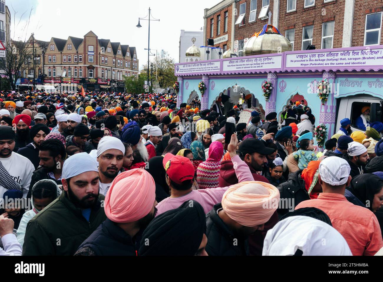 London, Großbritannien. Am 5. November 2023 wird Nagar Kirtan in Southall gefeiert, als Tausende sich zu der Prozession zwischen den beiden wichtigsten Gurdwaras (Sikh-Tempel) versammeln. Die Veranstaltung feiert das Kommen von Dhan Dhan Sri Guru Nanak Dev Ji Maharaj, Jagat Guru. © Simon King/Alamy Live News Stockfoto