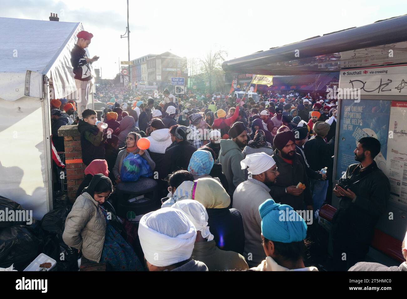 London, Großbritannien. Am 5. November 2023 wird Nagar Kirtan in Southall gefeiert, als Tausende sich zu der Prozession zwischen den beiden wichtigsten Gurdwaras (Sikh-Tempel) versammeln. Die Veranstaltung feiert das Kommen von Dhan Dhan Sri Guru Nanak Dev Ji Maharaj, Jagat Guru. © Simon King/Alamy Live News Stockfoto