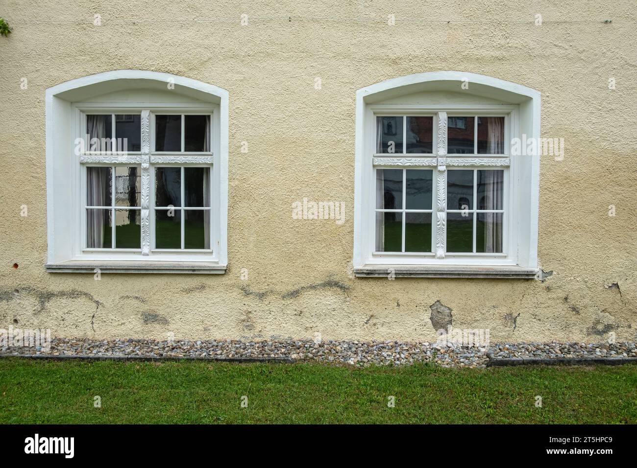 Symbolisches Bild: Zwei Fenster in einer Hauswand am Beispiel von St. Georges Kloster, heute Schloss Isny, in Isny im Allgäu, Baden-Württemberg. Stockfoto