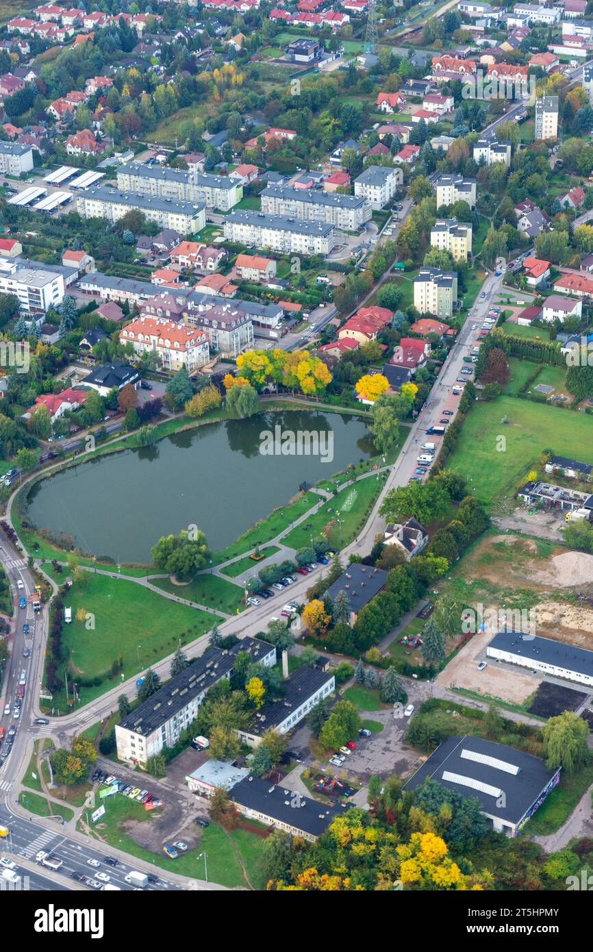 Luftaufnahme der europäischen Stadt. Straßen und Gebäude und wunderschöne Natur zu Beginn des Herbstes. Stockfoto