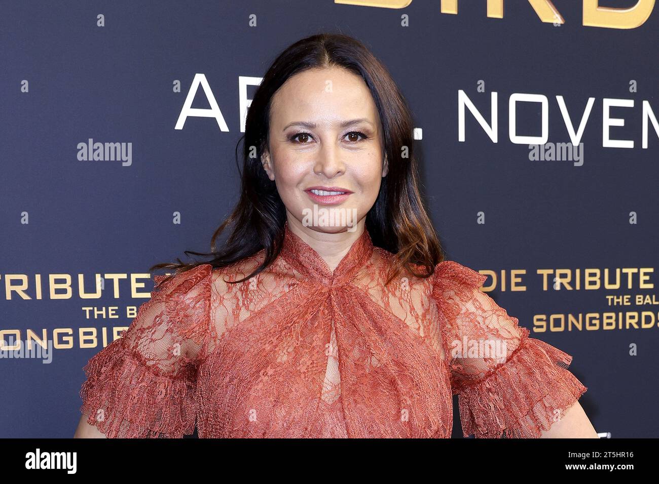 SINTA Weisz bei der Premiere von 'die Tribute von Panem - The Ballad of Songbirds & Snakes' am 5.11.2023 in Berlin Stockfoto