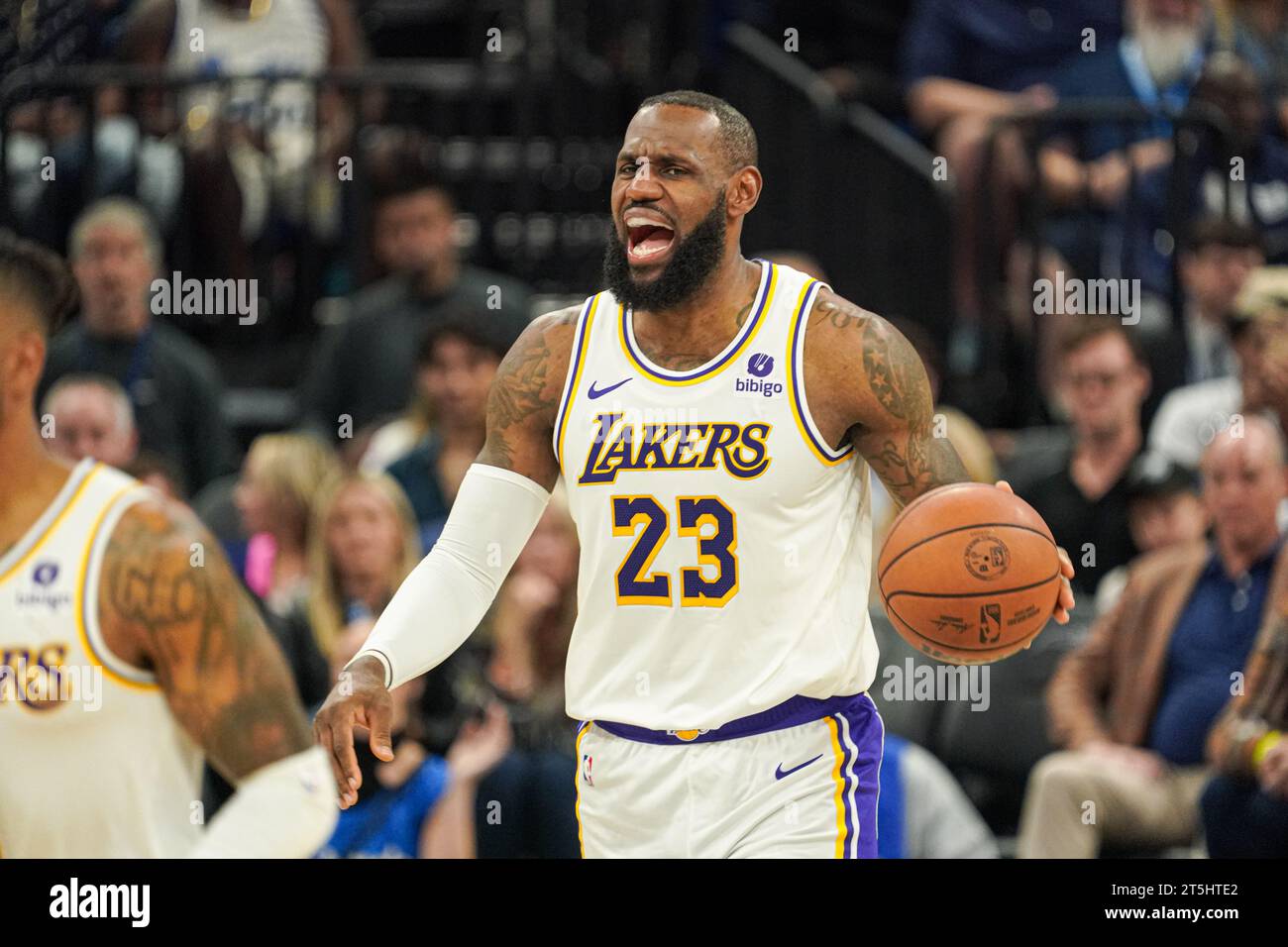 Orlando, Florida, USA, 4. November 2023, der Spieler Lebron James #23 der Los Angeles Lakers wird im Amway Center offensichtlich betrogen. (Foto: Marty Jean-Louis/Alamy Live News Stockfoto
