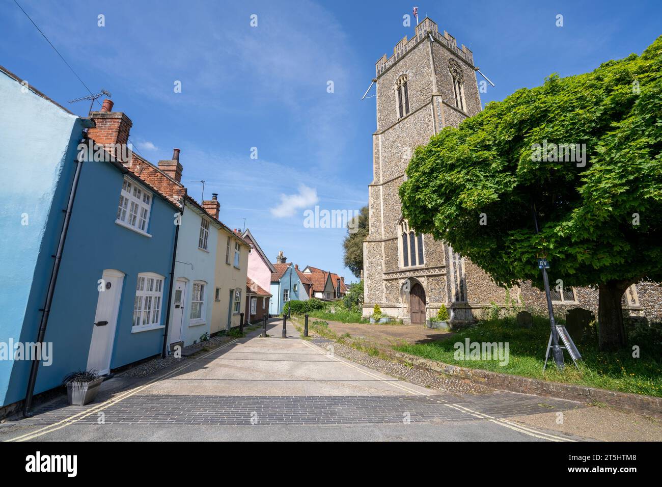 Kirche St. Mary und farbenfrohe Hütten in Halesworth, Suffolk, England, Großbritannien Stockfoto