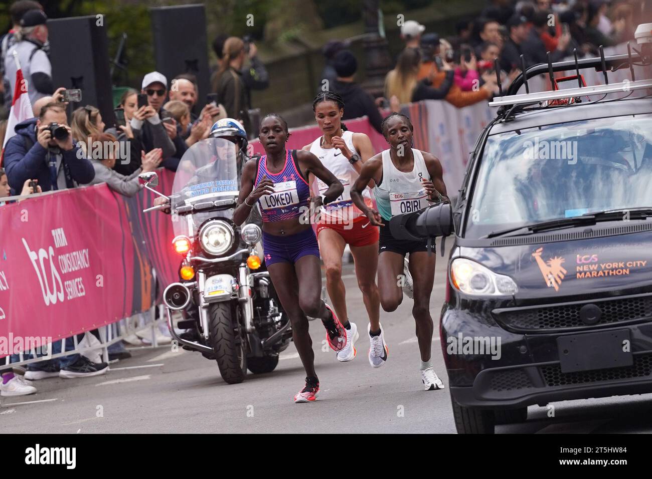 New York, New York, USA. November 2023. (SPO) TCS New York City Marathon 2023. 5. November 2023, New York, USA: Tamirat Tola aus Äthiopien schlägt Rekorde und gewinnt das NYC Marathon Männerrennen in 2:04:58, während Hellen Obiri aus Kenia das Frauenrennen mit 2:27:23 Uhr dominiert. Albert Korir und Letesenbet Gidey sichern sich den zweiten Platz, während Shura Kitata und Sharon Lokedi den 3. Platz beim prestigeträchtigen TCS New York Marathon 2023 sichern. Quelle: ZUMA Press, Inc./Alamy Live News Stockfoto