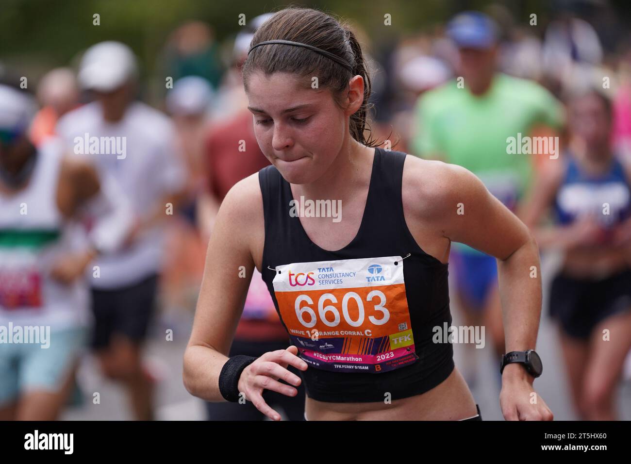 New York, New York, USA. November 2023. (SPO) TCS New York City Marathon 2023. 5. November 2023, New York, USA: Tamirat Tola aus Äthiopien schlägt Rekorde und gewinnt das NYC Marathon Männerrennen in 2:04:58, während Hellen Obiri aus Kenia das Frauenrennen mit 2:27:23 Uhr dominiert. Albert Korir und Letesenbet Gidey sichern sich den zweiten Platz, während Shura Kitata und Sharon Lokedi den 3. Platz beim prestigeträchtigen TCS New York Marathon 2023 sichern. Quelle: ZUMA Press, Inc./Alamy Live News Stockfoto