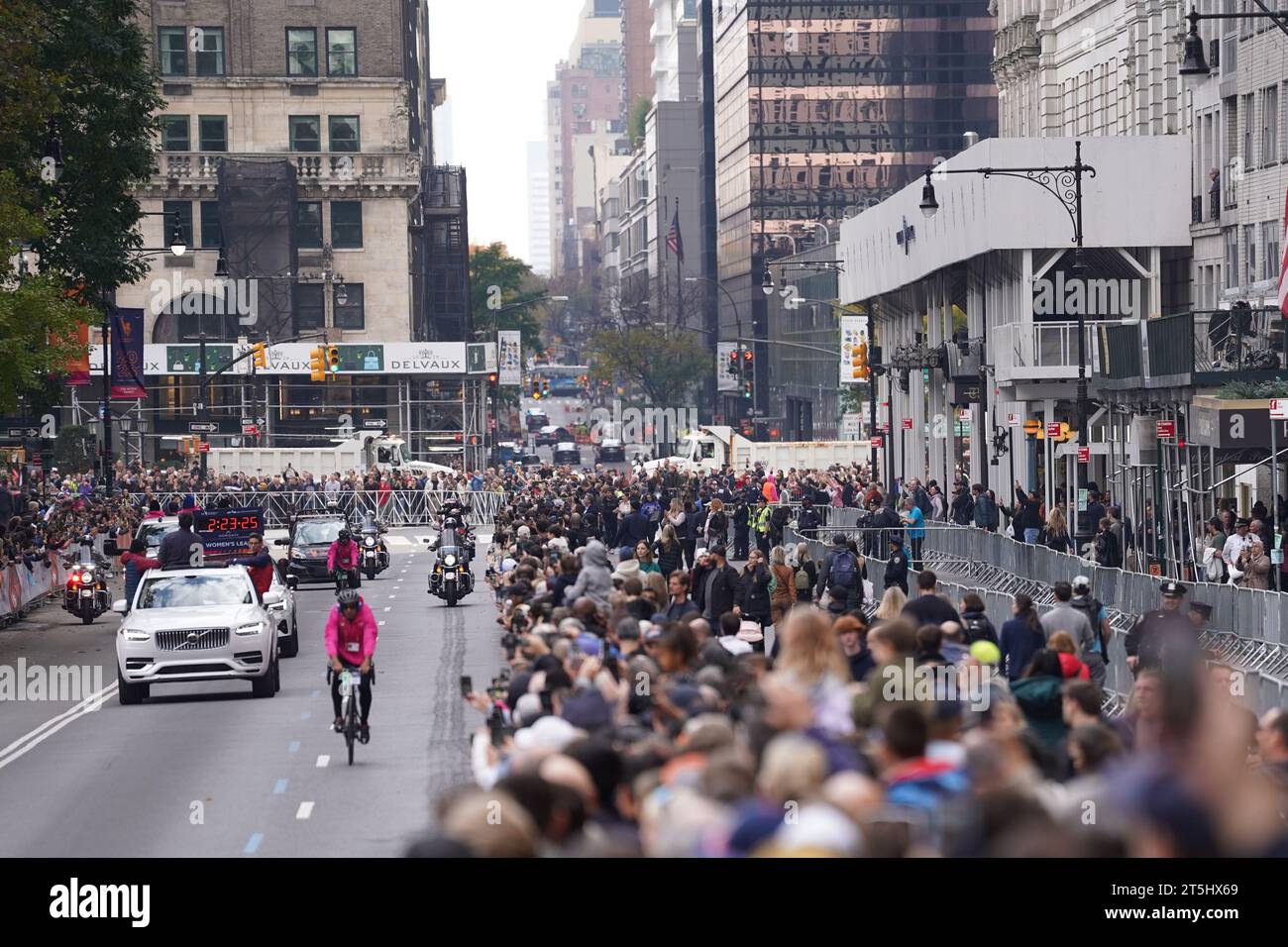 New York, New York, USA. November 2023. (SPO) TCS New York City Marathon 2023. 5. November 2023, New York, USA: Tamirat Tola aus Äthiopien schlägt Rekorde und gewinnt das NYC Marathon Männerrennen in 2:04:58, während Hellen Obiri aus Kenia das Frauenrennen mit 2:27:23 Uhr dominiert. Albert Korir und Letesenbet Gidey sichern sich den zweiten Platz, während Shura Kitata und Sharon Lokedi den 3. Platz beim prestigeträchtigen TCS New York Marathon 2023 sichern. Quelle: ZUMA Press, Inc./Alamy Live News Stockfoto