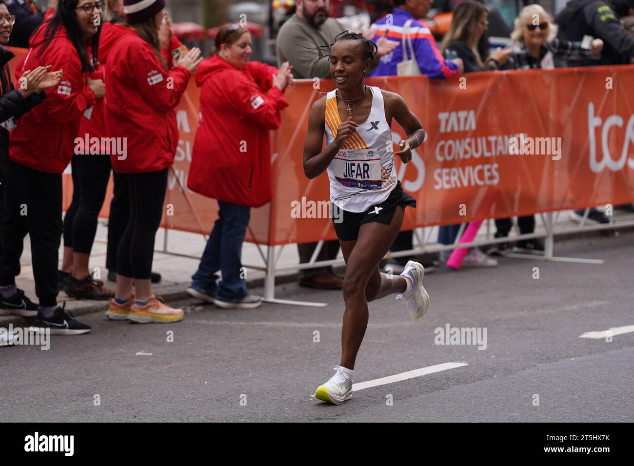 New York, New York, USA. November 2023. (SPO) TCS New York City Marathon 2023. 5. November 2023, New York, USA: Tamirat Tola aus Äthiopien schlägt Rekorde und gewinnt das NYC Marathon Männerrennen in 2:04:58, während Hellen Obiri aus Kenia das Frauenrennen mit 2:27:23 Uhr dominiert. Albert Korir und Letesenbet Gidey sichern sich den zweiten Platz, während Shura Kitata und Sharon Lokedi den 3. Platz beim prestigeträchtigen TCS New York Marathon 2023 sichern. Quelle: ZUMA Press, Inc./Alamy Live News Stockfoto