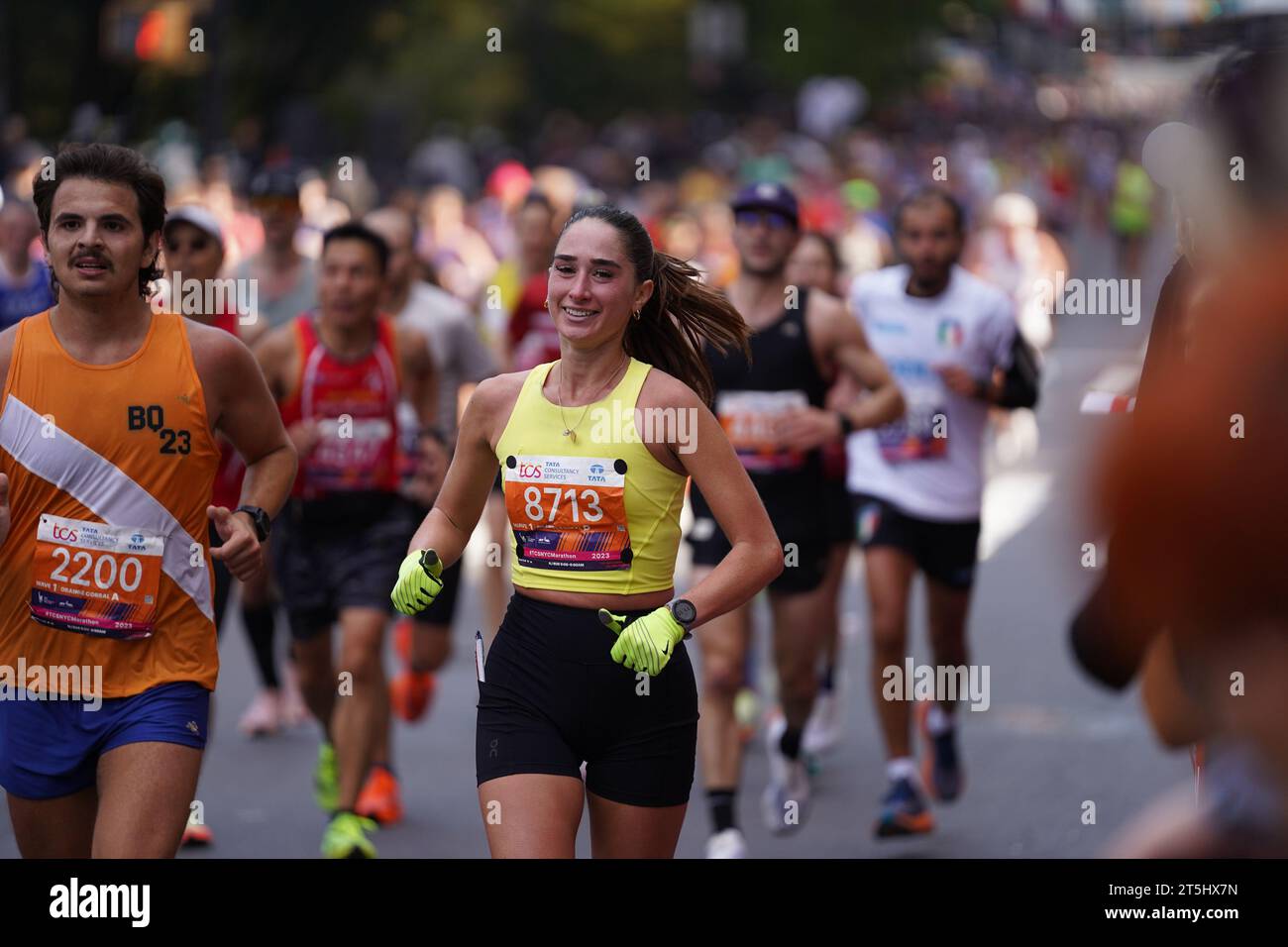 New York, New York, USA. November 2023. (SPO) TCS New York City Marathon 2023. 5. November 2023, New York, USA: Tamirat Tola aus Äthiopien schlägt Rekorde und gewinnt das NYC Marathon Männerrennen in 2:04:58, während Hellen Obiri aus Kenia das Frauenrennen mit 2:27:23 Uhr dominiert. Albert Korir und Letesenbet Gidey sichern sich den zweiten Platz, während Shura Kitata und Sharon Lokedi den 3. Platz beim prestigeträchtigen TCS New York Marathon 2023 sichern. Quelle: ZUMA Press, Inc./Alamy Live News Stockfoto