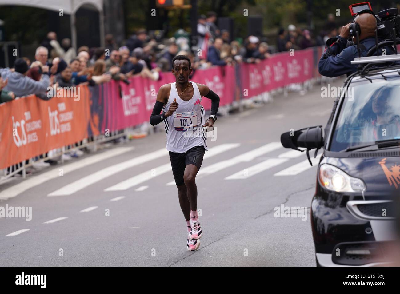 New York, New York, USA. November 2023. (SPO) TCS New York City Marathon 2023. 5. November 2023, New York, USA: Tamirat Tola aus Äthiopien schlägt Rekorde und gewinnt das NYC Marathon Männerrennen in 2:04:58, während Hellen Obiri aus Kenia das Frauenrennen mit 2:27:23 Uhr dominiert. Albert Korir und Letesenbet Gidey sichern sich den zweiten Platz, während Shura Kitata und Sharon Lokedi den 3. Platz beim prestigeträchtigen TCS New York Marathon 2023 sichern. Quelle: ZUMA Press, Inc./Alamy Live News Stockfoto