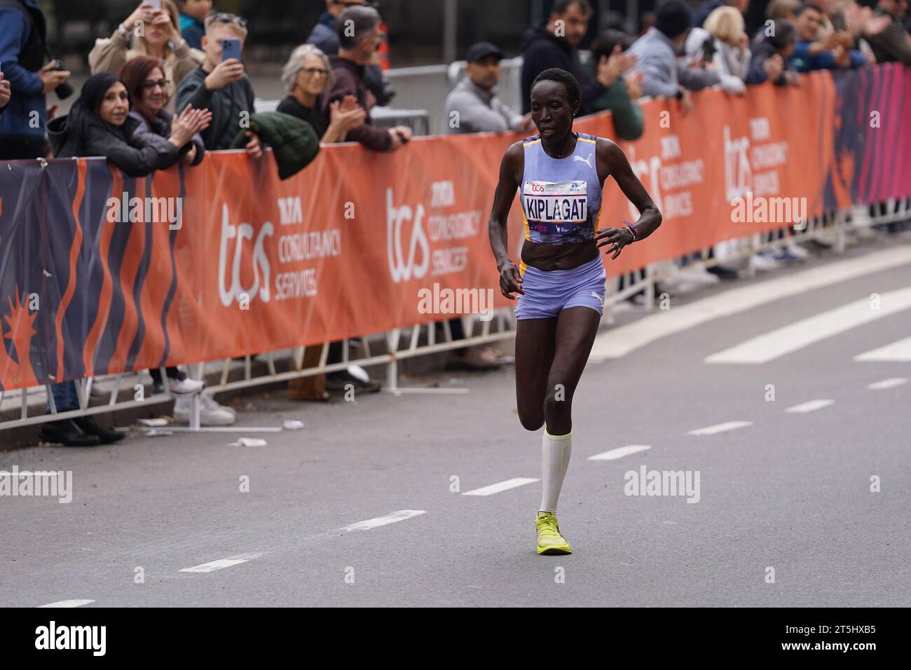 New York, New York, USA. November 2023. (SPO) TCS New York City Marathon 2023. 5. November 2023, New York, USA: Tamirat Tola aus Äthiopien schlägt Rekorde und gewinnt das NYC Marathon Männerrennen in 2:04:58, während Hellen Obiri aus Kenia das Frauenrennen mit 2:27:23 Uhr dominiert. Albert Korir und Letesenbet Gidey sichern sich den zweiten Platz, während Shura Kitata und Sharon Lokedi den 3. Platz beim prestigeträchtigen TCS New York Marathon 2023 sichern. Quelle: ZUMA Press, Inc./Alamy Live News Stockfoto