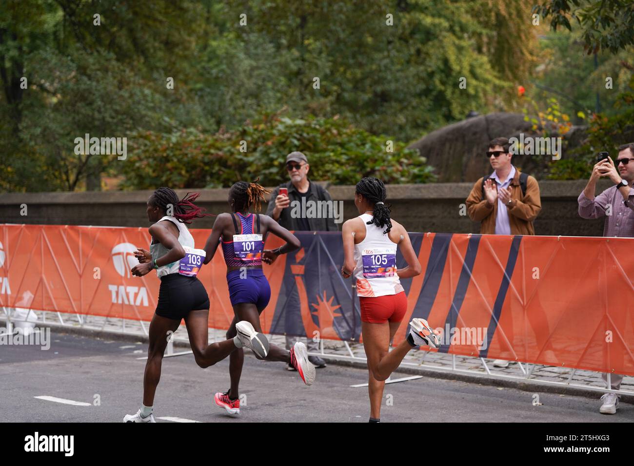 New York, New York, USA. November 2023. (SPO) TCS New York City Marathon 2023. 5. November 2023, New York, USA: Tamirat Tola aus Äthiopien schlägt Rekorde und gewinnt das NYC Marathon Männerrennen in 2:04:58, während Hellen Obiri aus Kenia das Frauenrennen mit 2:27:23 Uhr dominiert. Albert Korir und Letesenbet Gidey sichern sich den zweiten Platz, während Shura Kitata und Sharon Lokedi den 3. Platz beim prestigeträchtigen TCS New York Marathon 2023 sichern. Quelle: ZUMA Press, Inc./Alamy Live News Stockfoto