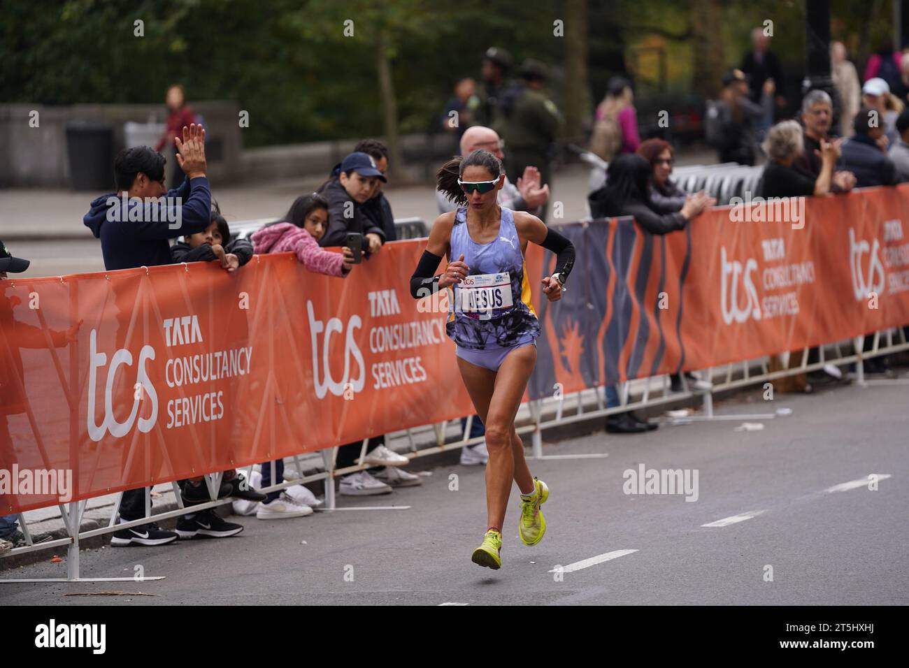 New York, New York, USA. November 2023. (SPO) TCS New York City Marathon 2023. 5. November 2023, New York, USA: Tamirat Tola aus Äthiopien schlägt Rekorde und gewinnt das NYC Marathon Männerrennen in 2:04:58, während Hellen Obiri aus Kenia das Frauenrennen mit 2:27:23 Uhr dominiert. Albert Korir und Letesenbet Gidey sichern sich den zweiten Platz, während Shura Kitata und Sharon Lokedi den 3. Platz beim prestigeträchtigen TCS New York Marathon 2023 sichern. Quelle: ZUMA Press, Inc./Alamy Live News Stockfoto