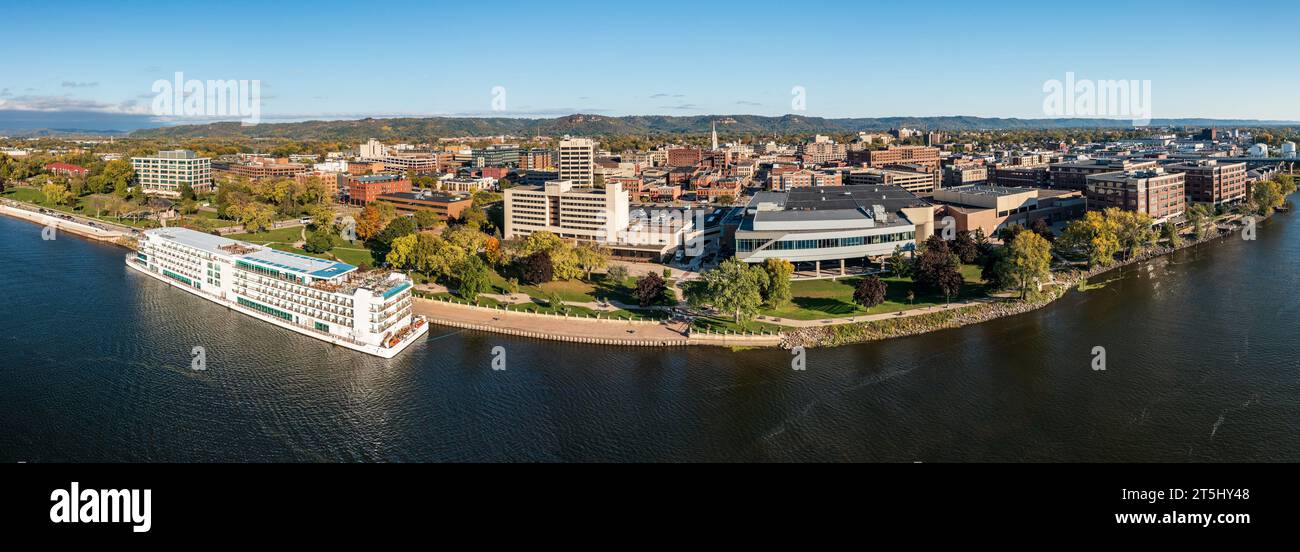 La Crosse, WI - 16. Oktober 2023: Luftpanorama des Wikinger Mississippi und des Flusses mit Stadtbild in Wisconsin Stockfoto