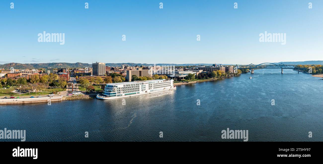 La Crosse, WI - 16. Oktober 2023: Luftpanorama des Wikinger Mississippi und des Flusses mit Stadtbild in Wisconsin Stockfoto