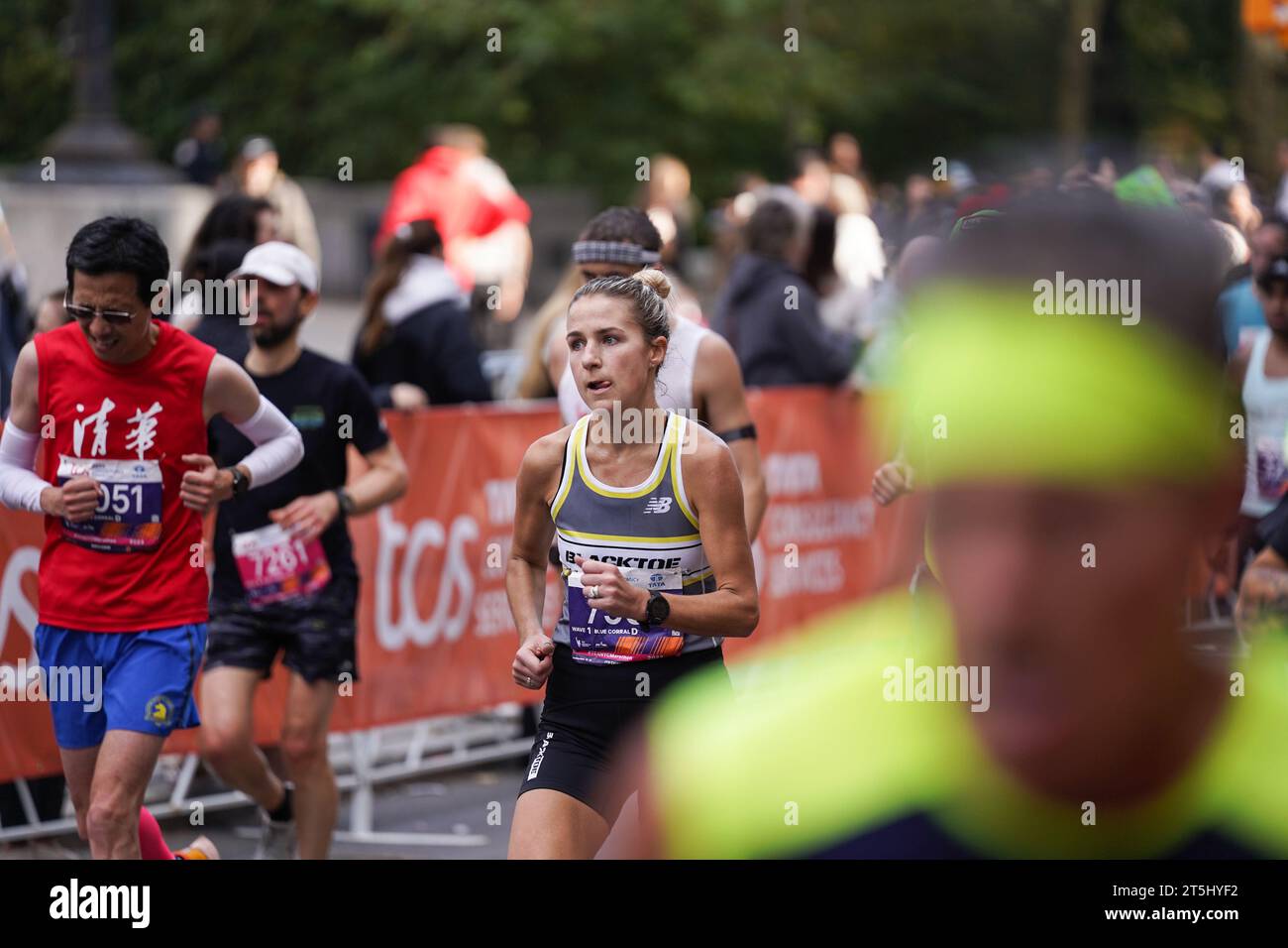 New York, New York, USA. November 2023. (SPO) TCS New York City Marathon 2023. 5. November 2023, New York, USA: Tamirat Tola aus Äthiopien schlägt Rekorde und gewinnt das NYC Marathon Männerrennen in 2:04:58, während Hellen Obiri aus Kenia das Frauenrennen mit 2:27:23 Uhr dominiert. Albert Korir und Letesenbet Gidey sichern sich den zweiten Platz, während Shura Kitata und Sharon Lokedi den 3. Platz beim prestigeträchtigen TCS New York Marathon 2023 sichern. Quelle: ZUMA Press, Inc./Alamy Live News Stockfoto