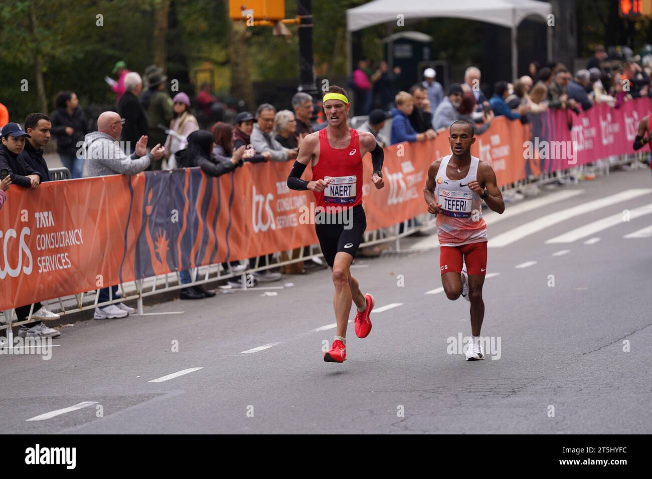 New York, New York, USA. November 2023. (SPO) TCS New York City Marathon 2023. 5. November 2023, New York, USA: Tamirat Tola aus Äthiopien schlägt Rekorde und gewinnt das NYC Marathon Männerrennen in 2:04:58, während Hellen Obiri aus Kenia das Frauenrennen mit 2:27:23 Uhr dominiert. Albert Korir und Letesenbet Gidey sichern sich den zweiten Platz, während Shura Kitata und Sharon Lokedi den 3. Platz beim prestigeträchtigen TCS New York Marathon 2023 sichern. Quelle: ZUMA Press, Inc./Alamy Live News Stockfoto