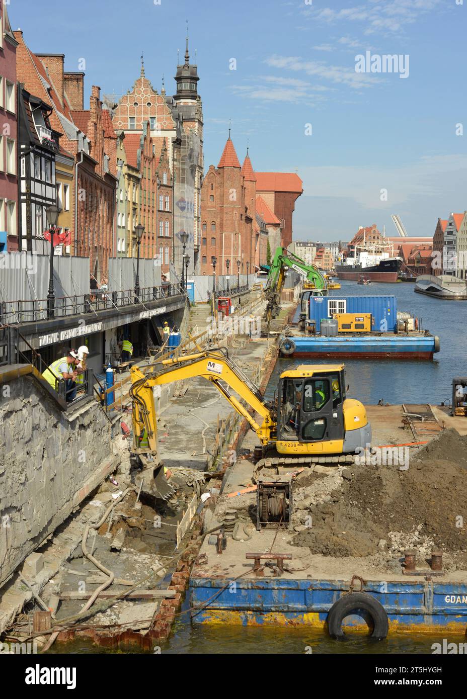 Renovierungsarbeiten und Baustelle mit Baggern auf schwimmenden Plattformen am Ufer des Motlawa-Flusses in der Altstadt von Danzig, Polen, EU Stockfoto