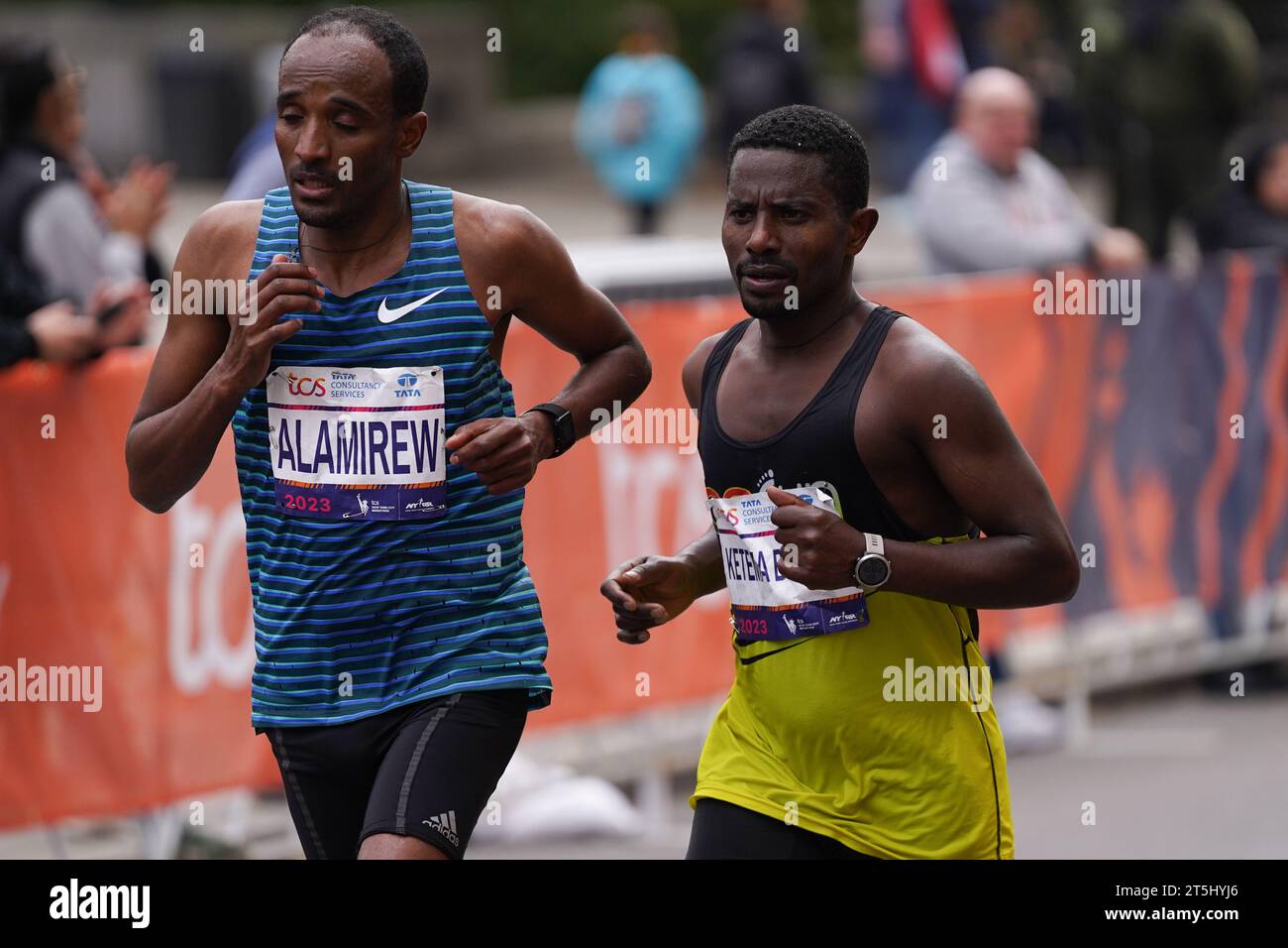 New York, New York, USA. November 2023. (SPO) TCS New York City Marathon 2023. 5. November 2023, New York, USA: Tamirat Tola aus Äthiopien schlägt Rekorde und gewinnt das NYC Marathon Männerrennen in 2:04:58, während Hellen Obiri aus Kenia das Frauenrennen mit 2:27:23 Uhr dominiert. Albert Korir und Letesenbet Gidey sichern sich den zweiten Platz, während Shura Kitata und Sharon Lokedi den 3. Platz beim prestigeträchtigen TCS New York Marathon 2023 sichern. Quelle: ZUMA Press, Inc./Alamy Live News Stockfoto