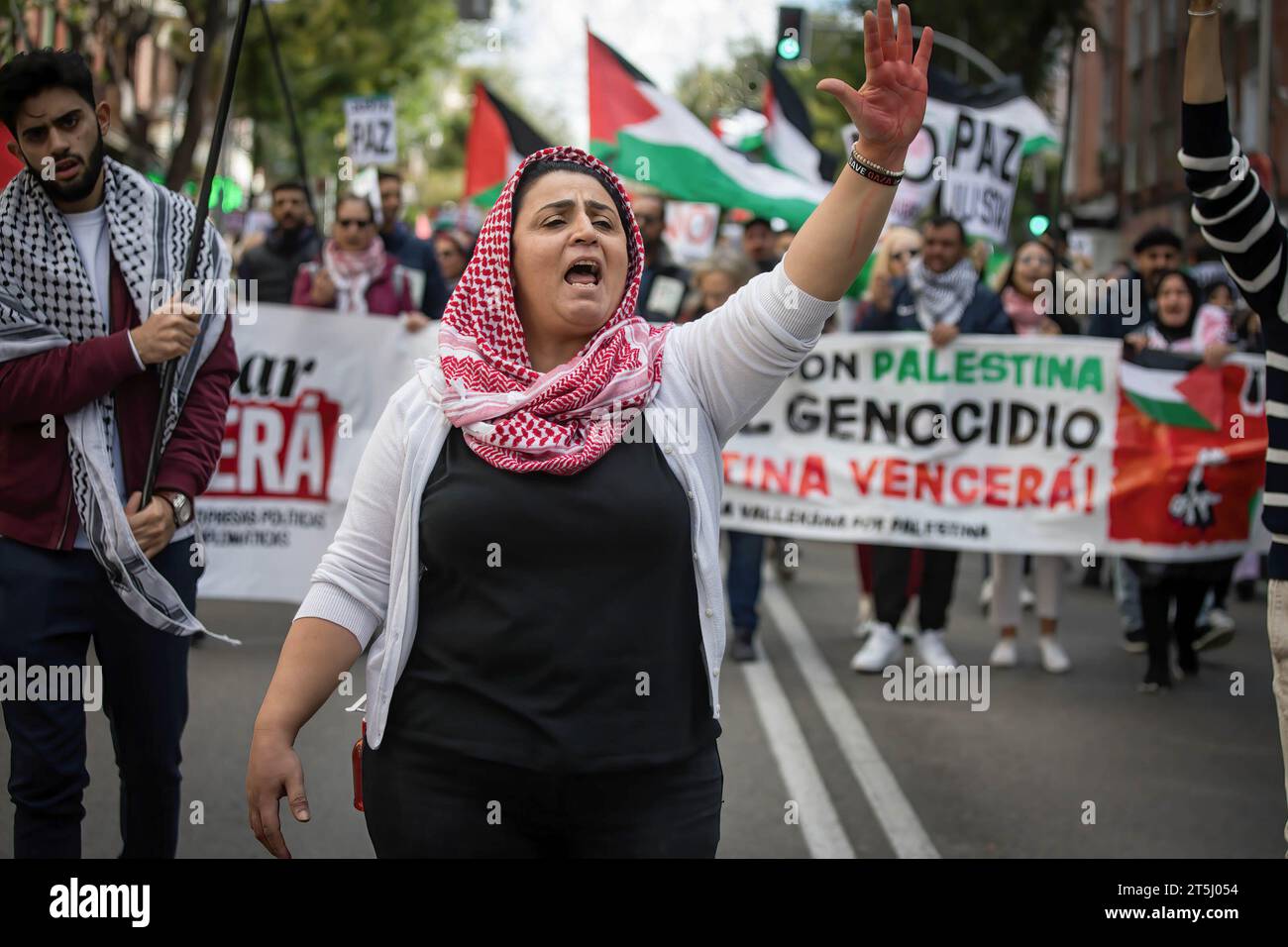 Madrid, Spanien. November 2023. Eine Frau hebt während einer pro-palästinensischen Demonstration im Madrider Arbeiterviertel Vallecas die Arme. Quelle: SOPA Images Limited/Alamy Live News Stockfoto