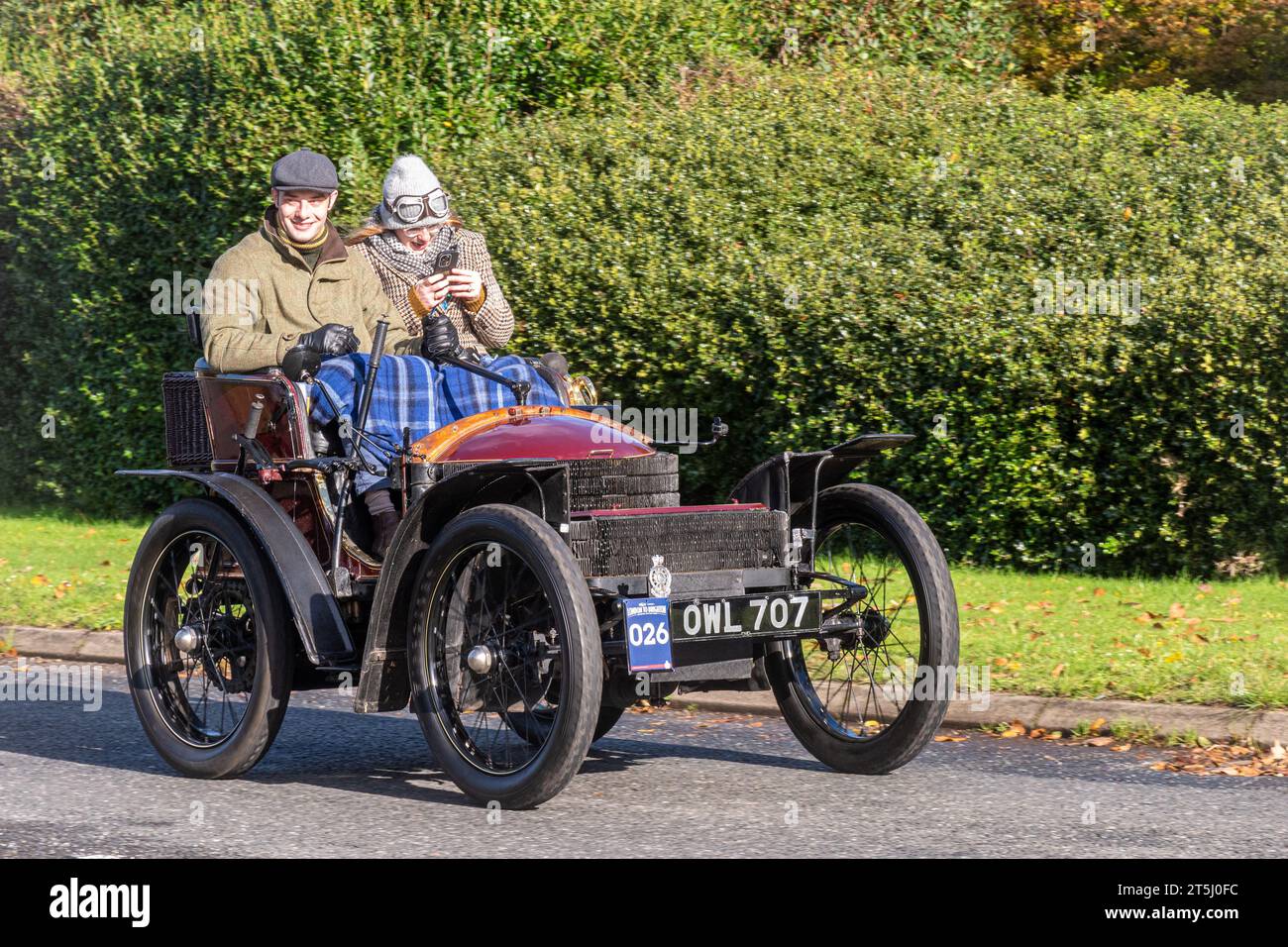 November 2023. Teilnehmer am London to Brighton Veteran Car Run 2023 durch West Sussex, England, Großbritannien. Die Route des beliebten jährlichen Events dauert 60 km. Im Bild: Ein zweisitziger Voiturette-Wagen von Wolseley aus dem Jahr 1899 auf der Straße Stockfoto