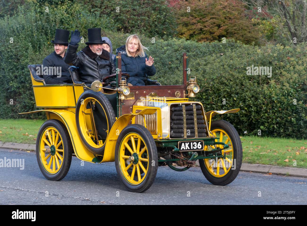November 2023. Teilnehmer am London to Brighton Veteran Car Run 2023 durch West Sussex, England, Großbritannien. Die Route des beliebten jährlichen Events dauert 60 km. Abgebildet: Ein gelbes 1903 Darracq Auto auf der Straße Stockfoto