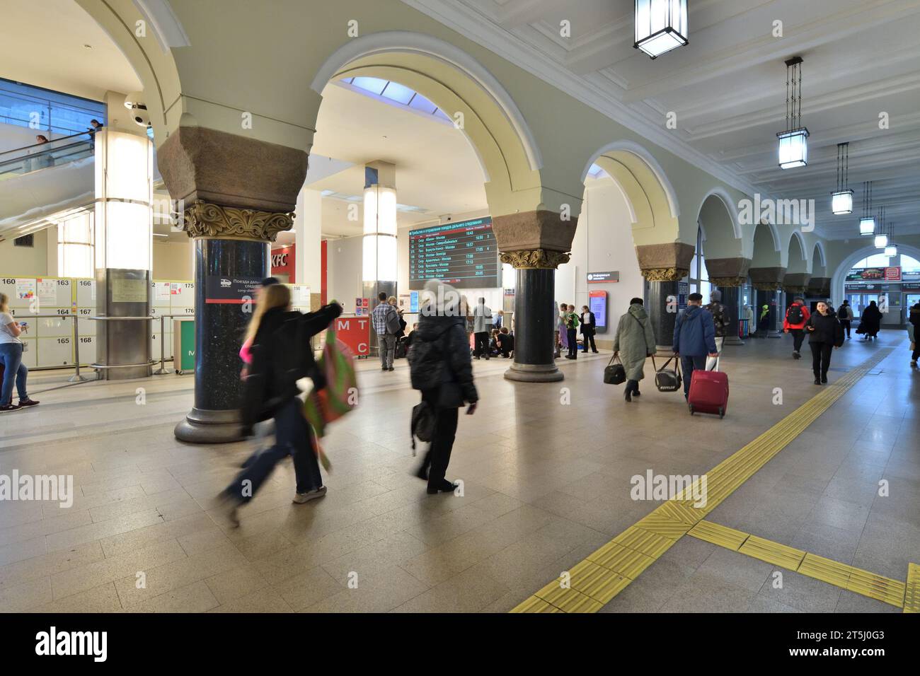 Moskau, Russland - 1. November. 2023. Innenraum des historischen Teils des Bahnhofs Jaroslawski Stockfoto