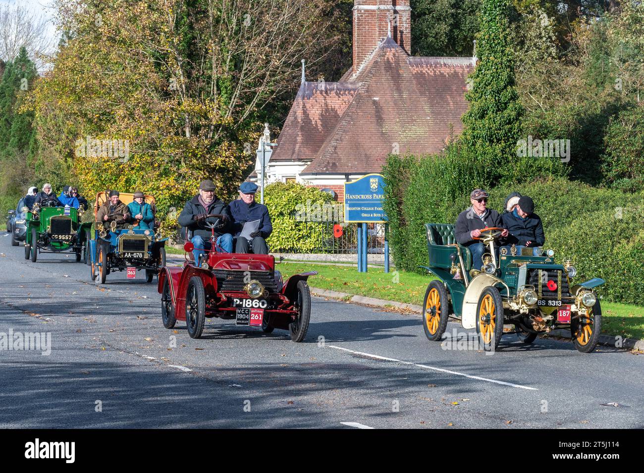 November 2023. Teilnehmer am London to Brighton Veteran Car Run 2023 durch West Sussex, England, Großbritannien. Die Route des beliebten jährlichen Events dauert 60 km. Im Bild: Vier Oldtimer auf der Straße in Handcross. Stockfoto
