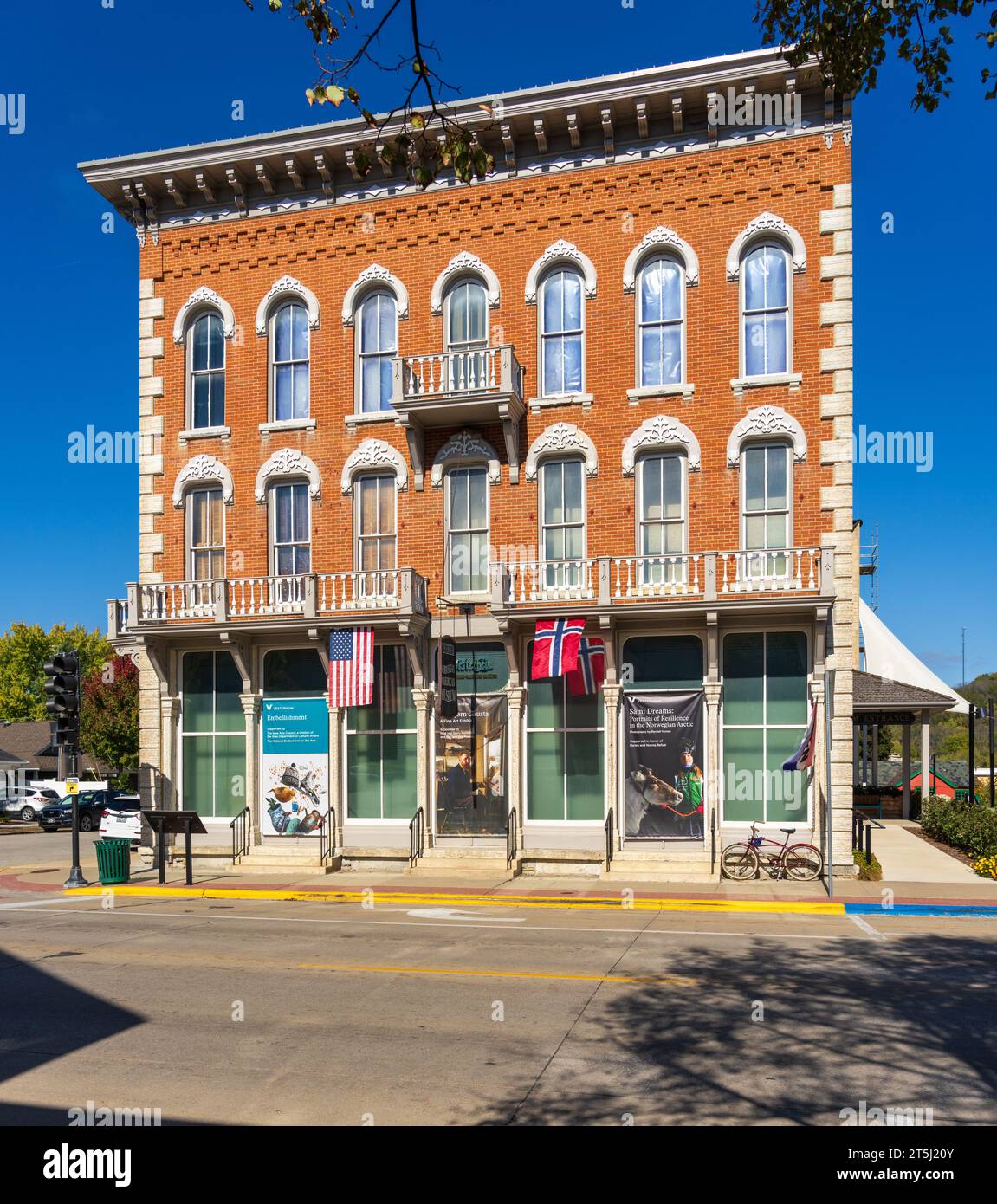 Decorah, IA - 16. Oktober 2023: Hauptgebäude des norwegischen Amerikanischen Museums Vesterheim an der Hauptstraße der Stadt in Iowa Stockfoto