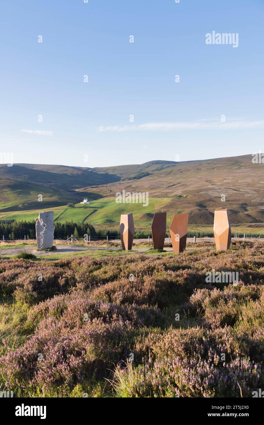 Am Heather Moorland im Cairngorms National Park bietet The Watchers einen Blick auf Corgarff Castle auf einem angrenzenden Hügel Stockfoto