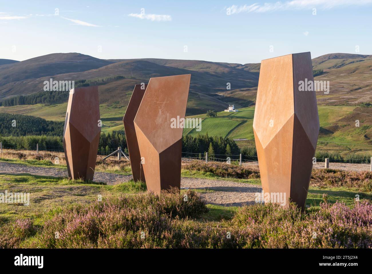 The Watchers, eine zeitgenössische Kunstinstallation mit vier Sitzen in Steel Cowls im Cairngorms National Park, mit Blick auf das Remote Corgarff Castle Stockfoto
