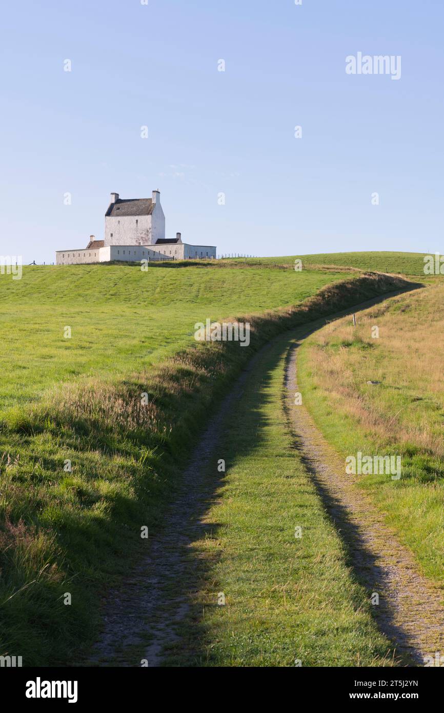 Ein Pfad, der einen Hügel in der Nähe von Strathdon hinaufführt, zum Corgarff Castle, einer Besucherattraktion im Cairngorms National Park in Schottland Stockfoto