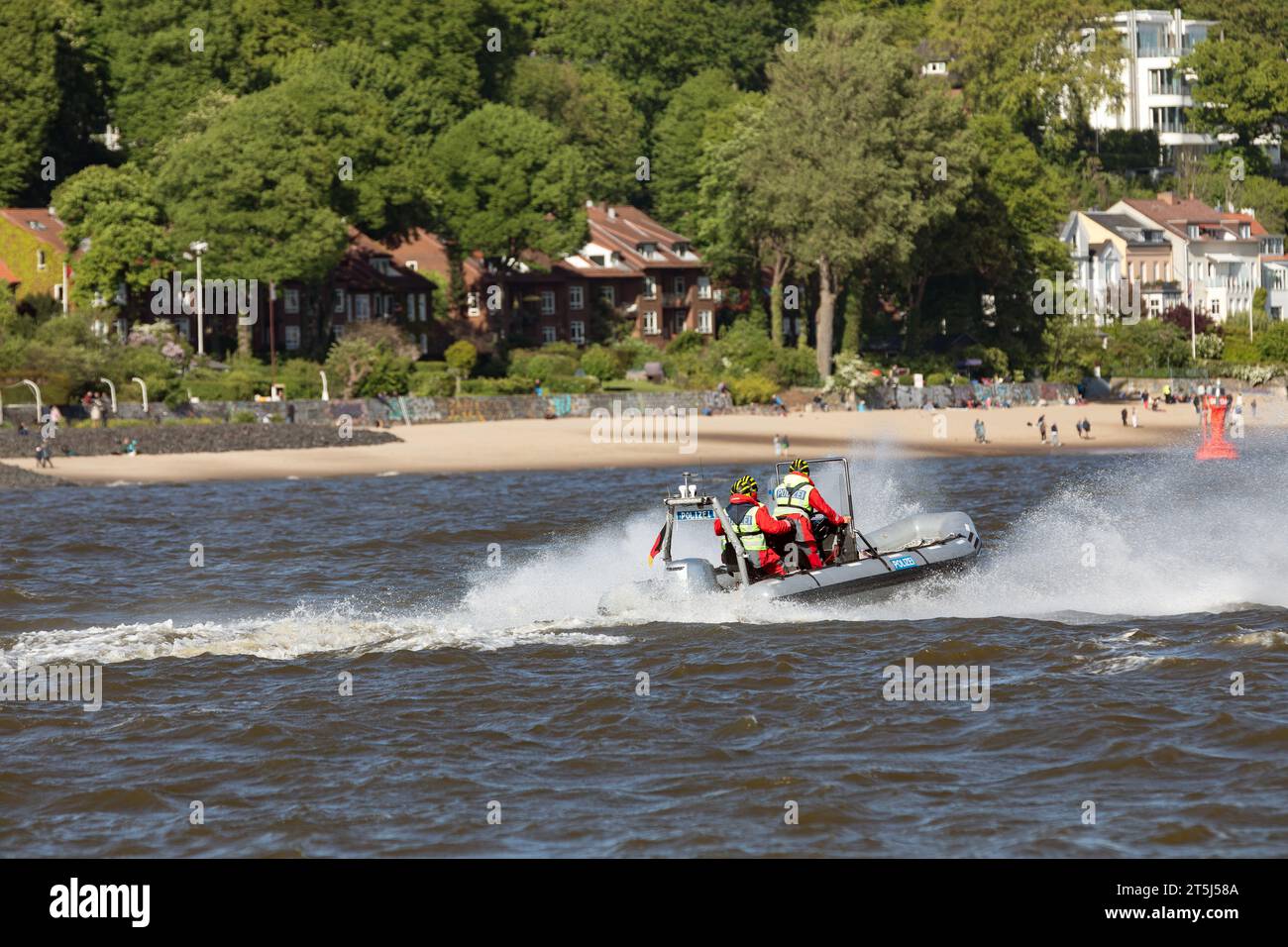 Polizeiboot mit Außenbordmotor auf der Elbe in Hamburg Stockfoto