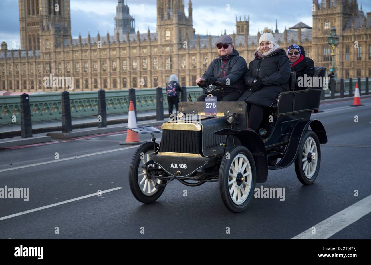 Teilnehmer 278 1904 täglich auf der Westminster Bridge London zum Brighton Veteran Car Run Stockfoto