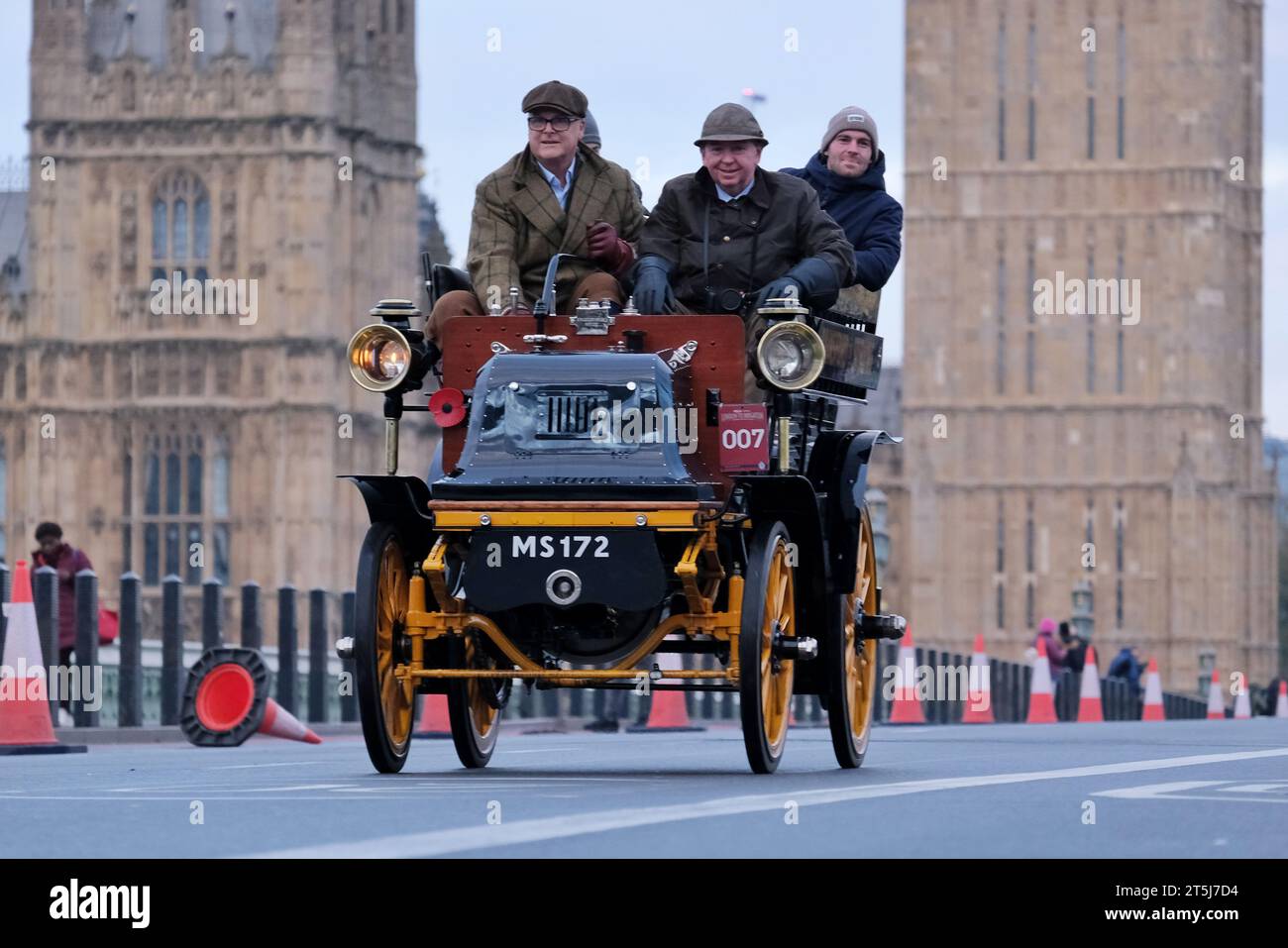 London, Großbritannien. November 2023. Der jährlich stattfindende RM Sotherbys London to Brighton Veteran Car Run überquert die Westminster Bridge. Heute im 127. Jahr machten sich fast 400 Autos, zusammen mit einigen erfahrenen Motorrädern und Radfahrern, vom Hyde Park zum Madeira Drive in Brighton auf den Weg, um an den Emanicipation Run zu erinnern, der stattfand, nachdem die Geschwindigkeitsbegrenzung der Fahrzeuge auf 14 km/h gemäß den Lokomotiven des Highways Act erhöht wurde. Quelle: Eleventh Photography/Alamy Live News Stockfoto
