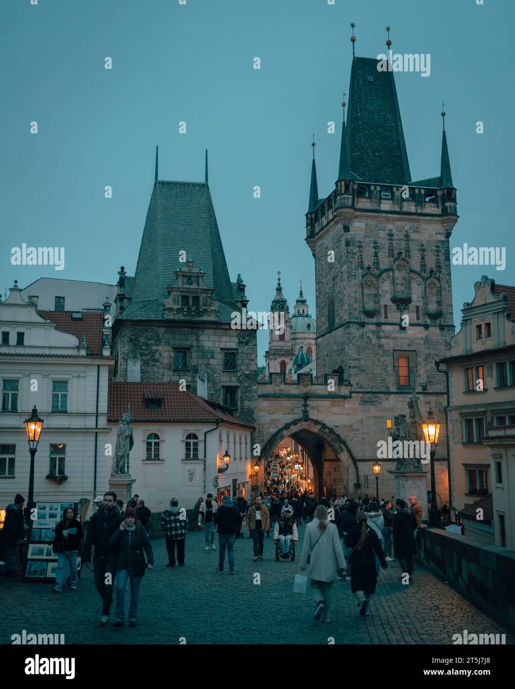 Turm der Karlsbrücke bei Nacht in Prag, Tschechien Stockfoto