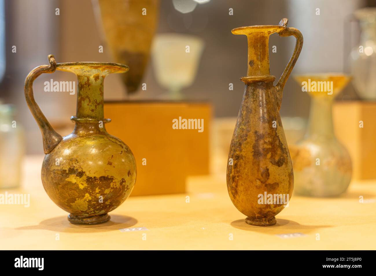 Antiquitäten ausgestellt im Museum von Agen, Lot-et-Garonne, Frankreich Stockfoto