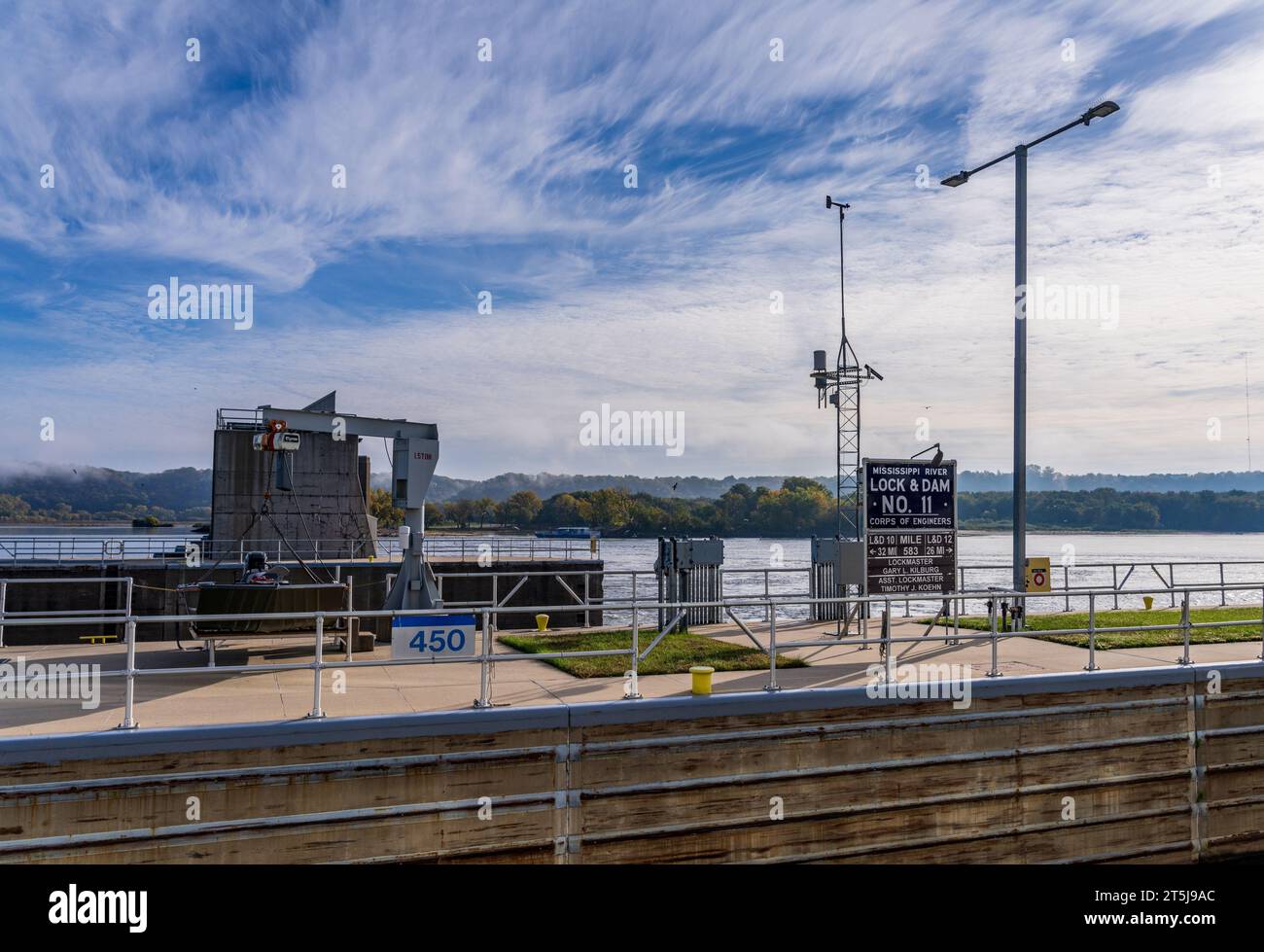 Dubuque, IA - 17. Oktober 2023: Betreten der Schleuse und des Staudamms Nr. 11 auf dem Upper Mississippi in der Nähe von Dubuque Iowa Stockfoto