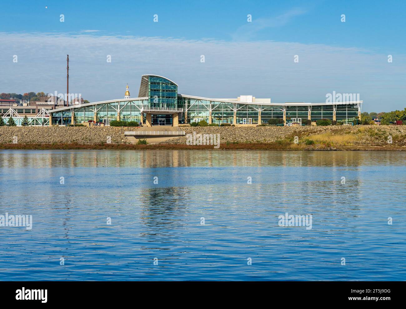 Kasinohotel und Tagungszentrum am Upper Mississippi am ruhigen nebeligen Morgen im Dubuque Iowa Stockfoto