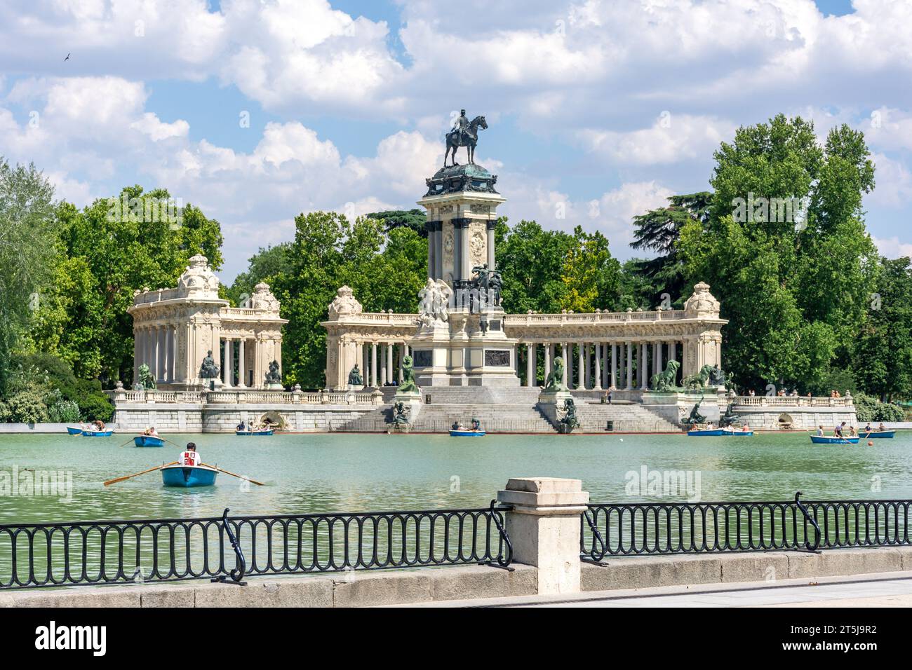 Denkmal für König Alfonso XII. Am Großen Teich von El Retiro, Parque del Buen Retiro (Park Buen Retiro), Retiro, Madrid, Königreich Spanien Stockfoto