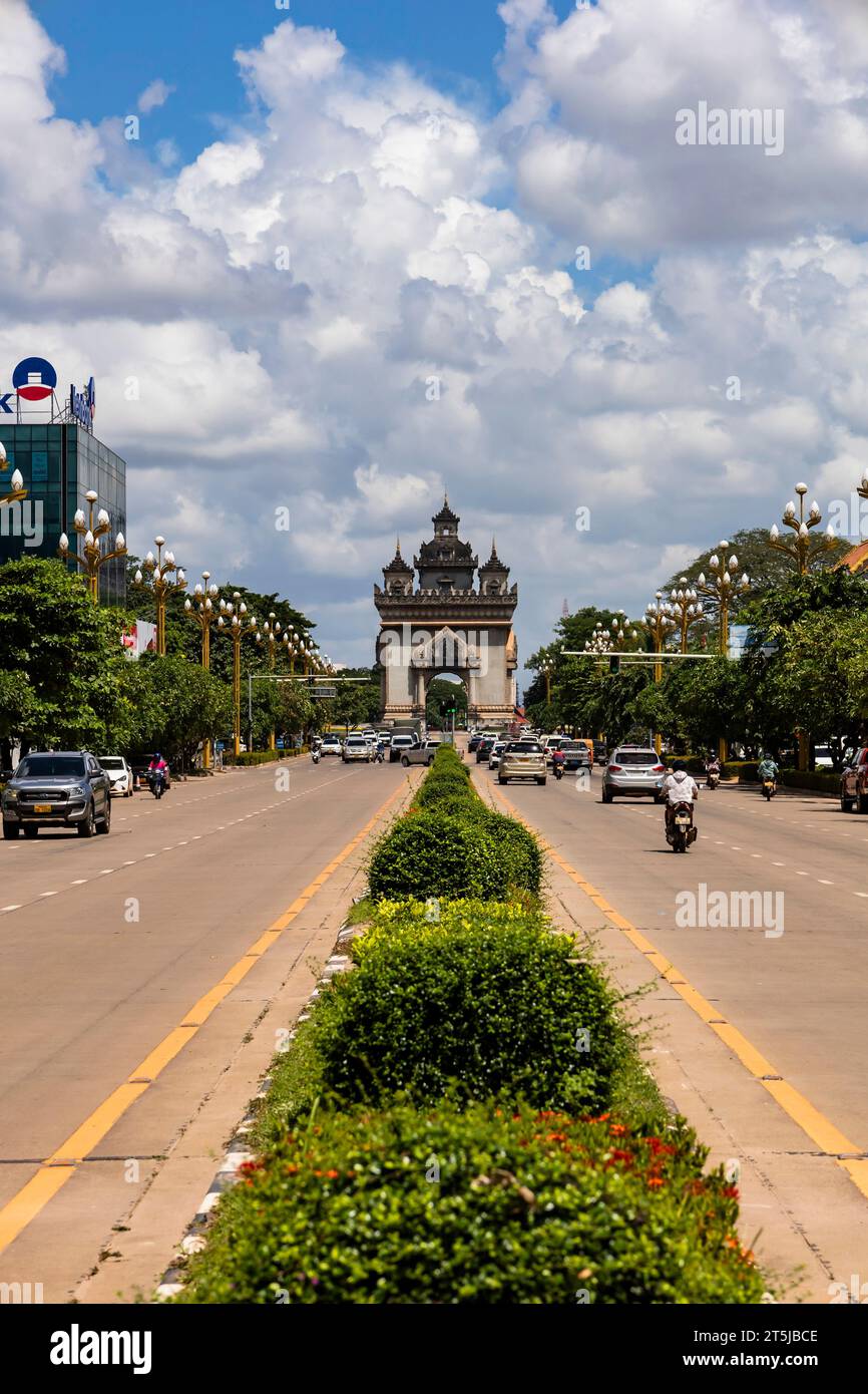 Lane Xang Road, Hauptstraße, und Patuxay (Patuxai), Victory Gate, Vientiane, Laos, Südostasien, Asien Stockfoto