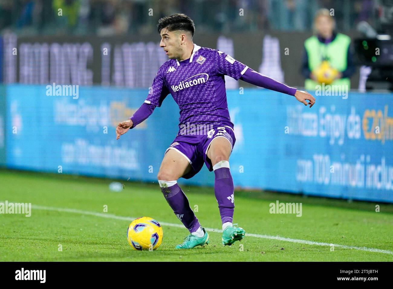 Florenz, Italien. November 2023. Fabiano Parisi von ACF Fiorentina während des Spiels der Serie A zwischen ACF Fiorentina und Juventus FC im Stadio Artemio Franchi am 5. November 2023 in Florenz. Quelle: Giuseppe Maffia/Alamy Live News Stockfoto