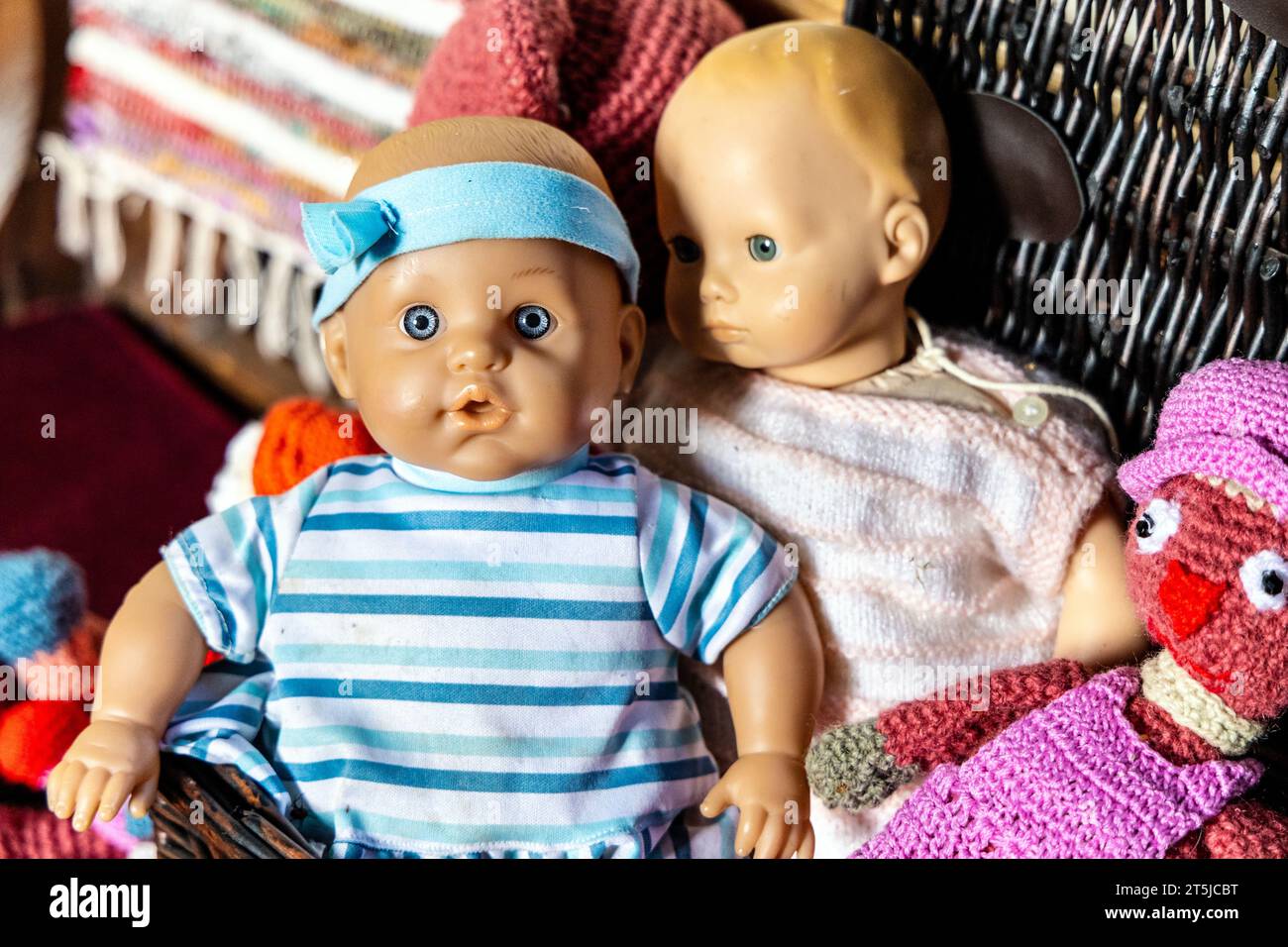 Babypuppen in einem Spielzeugkorb Stockfoto