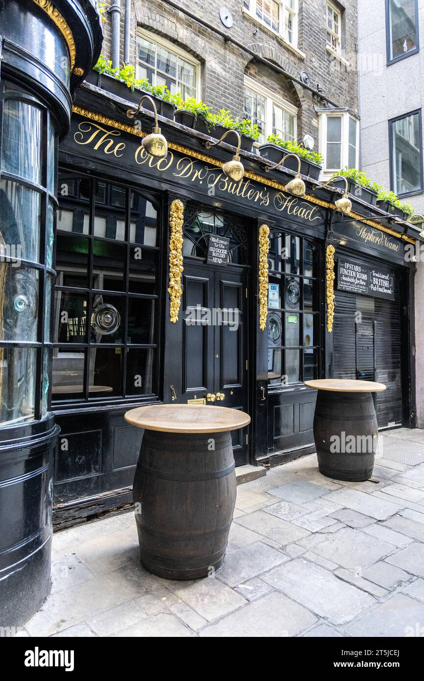 Außenansicht des Old Doctor Butler's Head Pub in einer Gasse der Square Mile, London, England Stockfoto