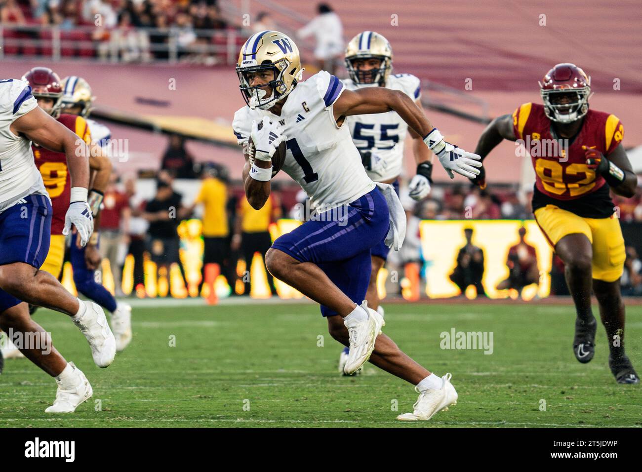 Washington Huskies Wide Receiver Rome Odunze (1) läuft mit Ball, nachdem er einen Fang während eines NCAA-Fußballspiels gegen die USC Trojans gemacht hat, Samstag, Nein Stockfoto